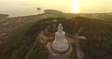 yüksek Dağı'nda hava fotoğrafçılığı Phuket büyük Buda heykeli. Phuket Big Buddha Phuket Adası ada en önemli ve saygın yerlerinden biridir.
