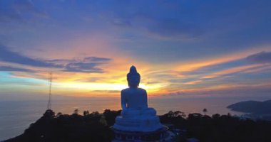 yüksek Dağı'nda hava fotoğrafçılığı Phuket büyük Buda heykeli. Phuket Big Buddha Phuket Adası ada en önemli ve saygın yerlerinden biridir.