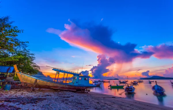 Scenérie Sunrise Staré Rybářské Lodi Pláži Rawai — Stock fotografie