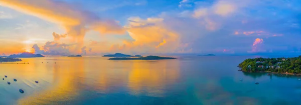 Vue aérienne lever de soleil doré au-dessus de la jetée de Rawai — Photo