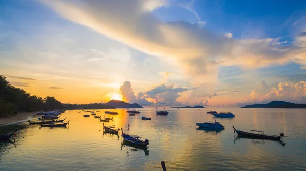 Luftaufnahme goldener Sonnenaufgang über dem rawai pier — Stockfoto