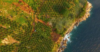 Pha Hin Dum üzerinde dört plajları bakış açısı Kuzey gizlenmiştir Paradise beach Kata Noi beach Kata beach Karon beach görebilir. Güney Rüzgar Türbini bakış açısı Phomthep cape Rawai ve Chalong iskelesi görebilirsiniz