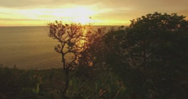 Pha Hin Dum üzerinde dört plajları bakış açısı Kuzey gizlenmiştir Paradise beach Kata Noi beach Kata beach Karon beach görebilir. Güney Rüzgar Türbini bakış açısı Phomthep cape Rawai ve Chalong iskelesi görebilirsiniz