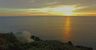 Pha Hin Dum üzerinde dört plajları bakış açısı Kuzey gizlenmiştir Paradise beach Kata Noi beach Kata beach Karon beach görebilir. Güney Rüzgar Türbini bakış açısı Phomthep cape Rawai ve Chalong iskelesi görebilirsiniz