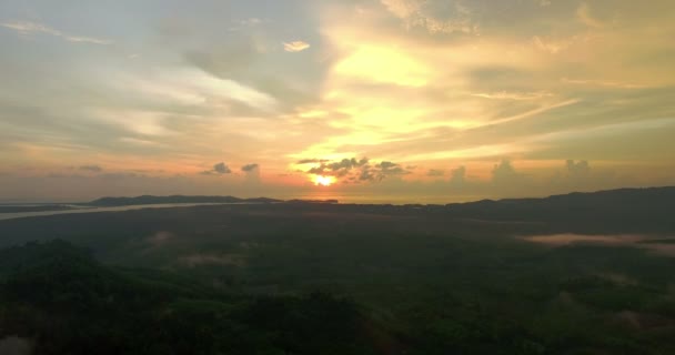 Luftaufnahme Nebel Über Dem Berg Tropischen Regenwald Und Wunderschöne Sonnenuntergangslandschaft — Stockvideo