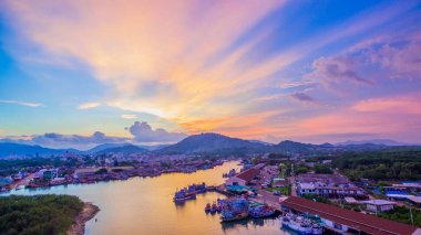 havadan görünümü üç kavşak canal Phuket balıkçı limanı yanında gün batımında yansımasıdır. Phuket balıkçı limanı en büyük balıkçılık limanıdır. Yanındaki Phuket Adası Koh Siray adada bulunan. 