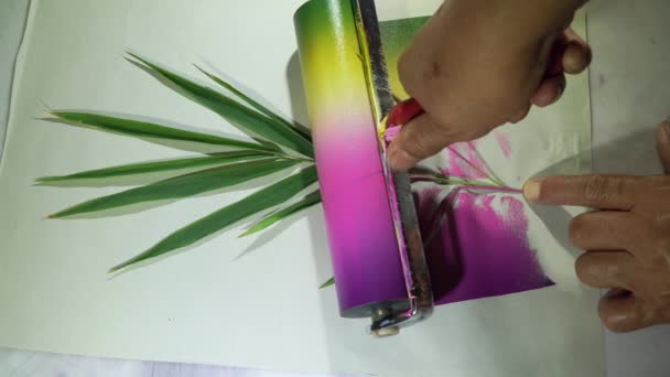 Przetoczyć Wałek Farby Przez Liście Bambusa Weź Kolorowy Wałek Mieszający — Wideo stockowe