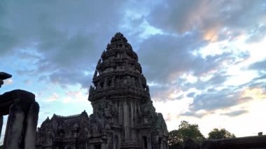 Phimai tarihi parkındaki güzel taş kale. Prasat Hin Phimai Nakhon Ratchasima Tayland 'daki antik Khmer Tapınağı. Phimai taş kalesi Angkorya döneminden kalma taştan yapılmıştır.