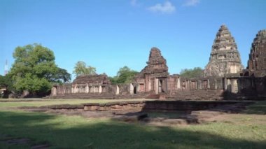 Phimai tarihi parkındaki güzel taş kale. Prasat Hin Phimai Nakhon Ratchasima Tayland 'daki antik Khmer Tapınağı. Phimai taş kalesi Angkorya döneminden kalma taştan yapılmıştır.