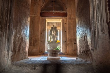 Phimai taş kalesinin içindeki heykel..