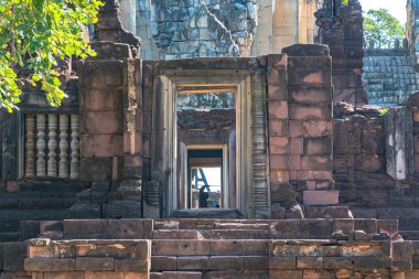 Phimai tarihi parkındaki güzel taş kale. Prasat Hin Phimai Nakhon Ratchasima Tayland 'daki antik Khmer Tapınağı.