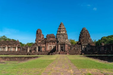 Phimai tarihi parkındaki güzel taş kale. Prasat Hin Phimai Nakhon Ratchasima Tayland 'daki antik Khmer Tapınağı.