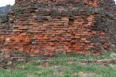 Meru Brahmathat. Bu bina Prasat Phimai 'nin 100 metre güneydoğusunda yer almaktadır..