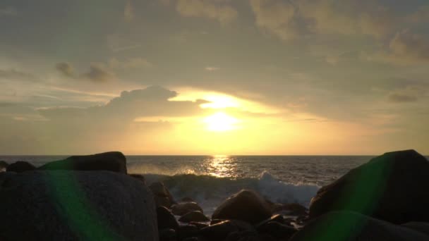 Laem Sai岬の大きな波の中の大きな岩の上のスローモーションビデオの日没 ラームサイは 美しい大きな岩やサンゴ礁がたくさんあるPuの島に近いカタビーチとカロンビーチの間にあります — ストック動画