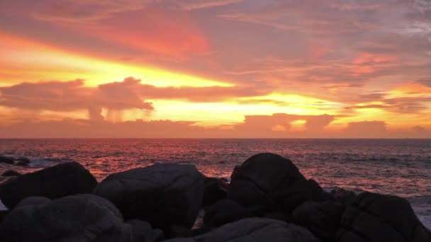 在莱姆赛海角 慢镜头落日在巨浪巨岩之上 莱姆赛位于蒲岛附近的卡塔海滩和卡隆海滩之间 那里有很多美丽的大石头和珊瑚礁 — 图库视频影像