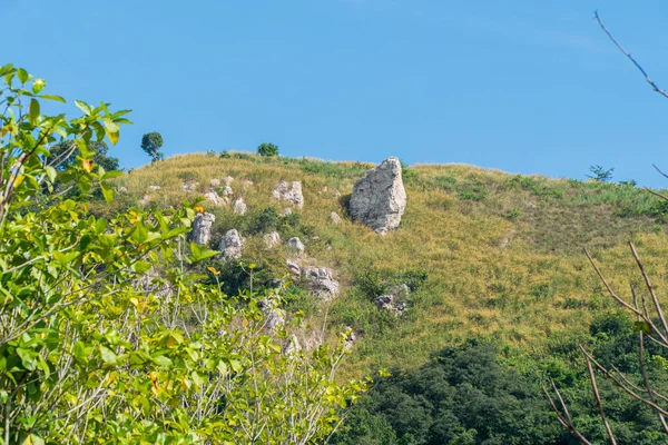 Πολλές Άσπρες Πέτρες Κολλημένες Στην Κορυφή Του Βουνού — Φωτογραφία Αρχείου