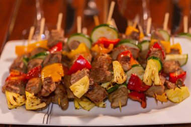 pikniğe gitmek ve yemek getirmek için piknik gezileri 