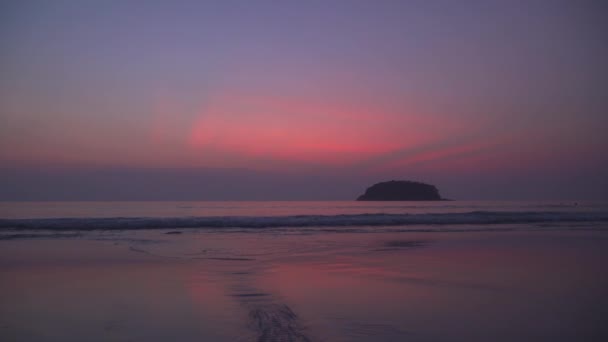 Doce Pôr Sol Acima Onda Roxa Praia Kata Phuket Tailândia — Vídeo de Stock