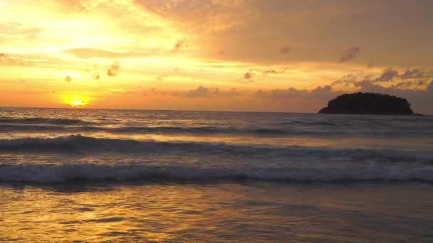 Dulce Puesta Sol Sobre Ola Púrpura Playa Kata Phuket Tailandia — Vídeo de stock