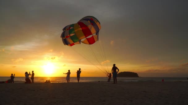 2019年10月19日タイのプーケット 日没時に空気からビーチにパラソルを引くスタッフ — ストック動画