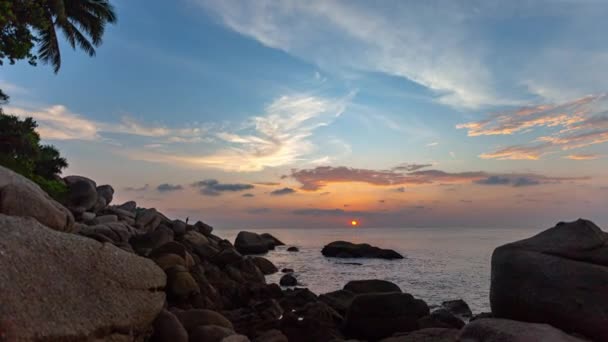 coucher de soleil timelapse au-dessus des grands rochers au cap Laem Sai. Laem Sai se trouve entre la plage de Kata et la plage de Karon près de l'île de Pu 