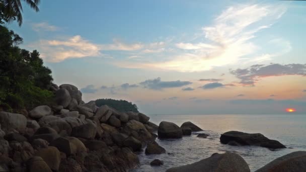 ラームサイ岬の大きな岩の上の夕日 ラームサイは パウ島に近いカタビーチとカロンビーチの間にあります — ストック動画