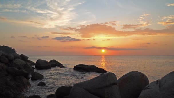 落日落在莱姆赛海角的大石头上 莱姆赛位于蒲岛附近的卡塔海滩和卡隆海滩之间 — 图库视频影像