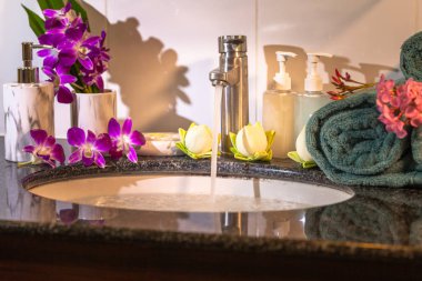 Yatak odasına bağlı büyük bir banyo.