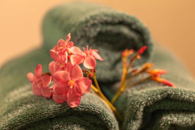 Banyoda havlunun üzerinde çiçekler