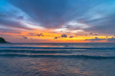 Alacakaranlıkta yumuşak mor dalga Kata plajı Phuket Tayland 'da