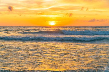 Gökyüzünde gün batımında altın gün batımında Kata sahilinde Phuket