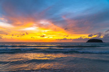 Gökyüzünde gün batımında altın gün batımında Kata sahilinde Phuket