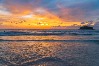 Gökyüzünde gün batımında altın gün batımında Kata sahilinde Phuket