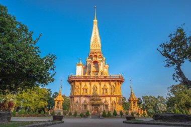 Mavi gökyüzünde Chalong Pagoda. Wat Chalong, Phuket 'teki en büyük ve en saygın kişidir.