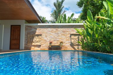 Yüzme havuzunun yanındaki mavi su.