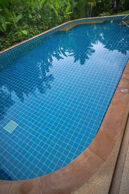 Yüzme havuzunun yanındaki mavi su.