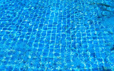 Yüzme havuzunun yanındaki mavi su.