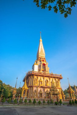 Mavi gökyüzünde Chalong Pagoda. Wat Chalong, Phuket 'teki en büyük ve en saygın kişidir.