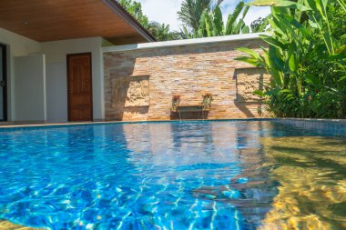 Yüzme havuzunun yanındaki mavi su.