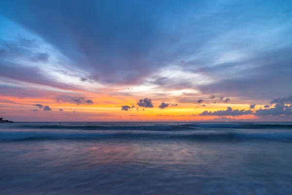カタビーチでの夕暮れ時の滑らかな紫色の波 プーケットタイ — ストック写真
