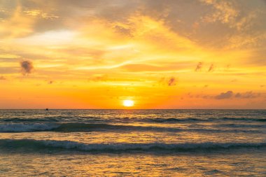 Gökyüzünde gün batımında altın gün batımında Kata sahilinde Phuket