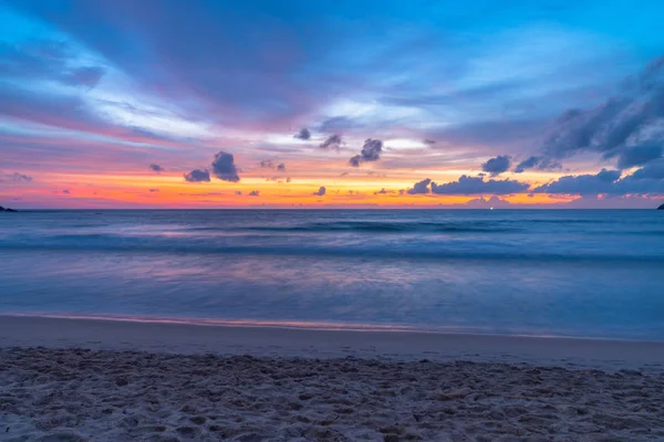 Яскрава Пурпурова Хвиля Сутінках Пляжі Ката Пхукет Таїланду — стокове фото