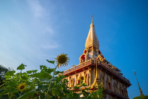 Chalong Pagode Céu Azul Wat Chalong Maior Mais Reverenciado Phuket — Fotografia de Stock