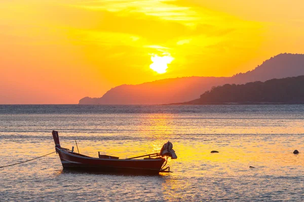 Krásný Zlatý Východ Slunce Nad Rybářské Lodě Rawai Moře Phuket — Stock fotografie