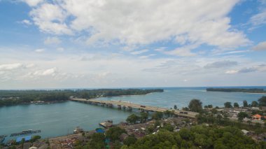 Hava görüntüsü Sarasin köprüsü Phang Nga vilayetini Phuket adasına bağlıyor.