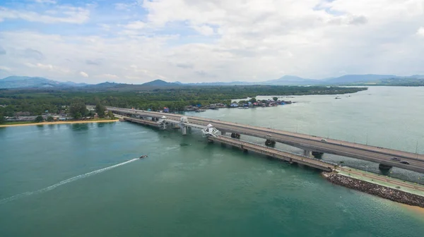 Hava görüntüsü Sarasin köprüsü Phang Nga vilayetini Phuket adasına bağlıyor.