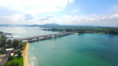 Hava görüntüsü Sarasin köprüsü Phang Nga vilayetini Phuket adasına bağlıyor.