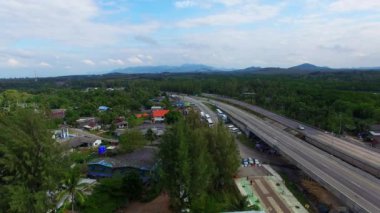 Hava görüntüsü Sarasin köprüsü Phang Nga vilayetini Phuket adasına bağlıyor.