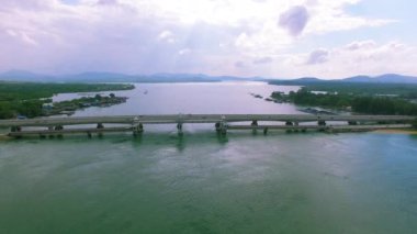 Hava görüntüsü Sarasin köprüsü Phang Nga vilayetini Phuket adasına bağlıyor.