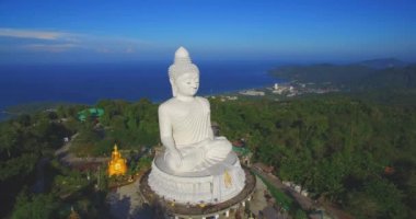 Hava fotoğrafçılığı Phuket Büyük Buda mavi gökyüzünde.